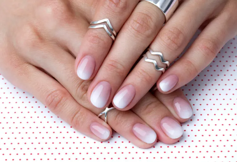 4 ideas de manicura francesa difuminada (+ pasos para hacerla)
