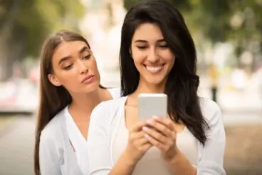 8 signos que delatan a los «amigos» interesados