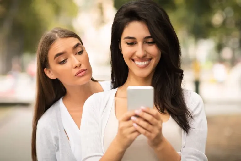 8 signos que delatan a los «amigos» interesados