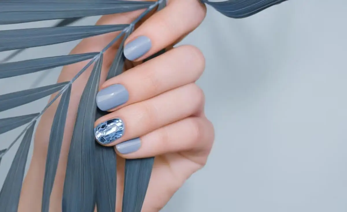 Uñas azul claro con brillo.