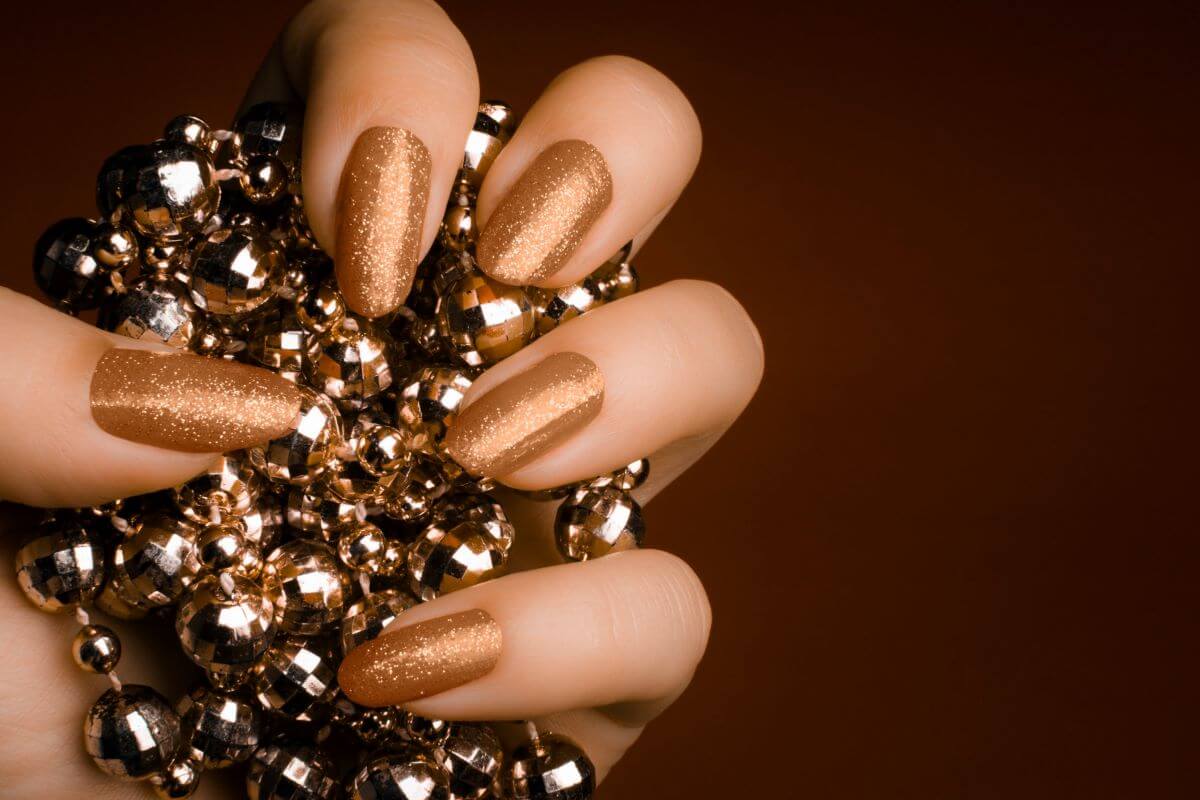 Uñas chai latte con polvo de canela