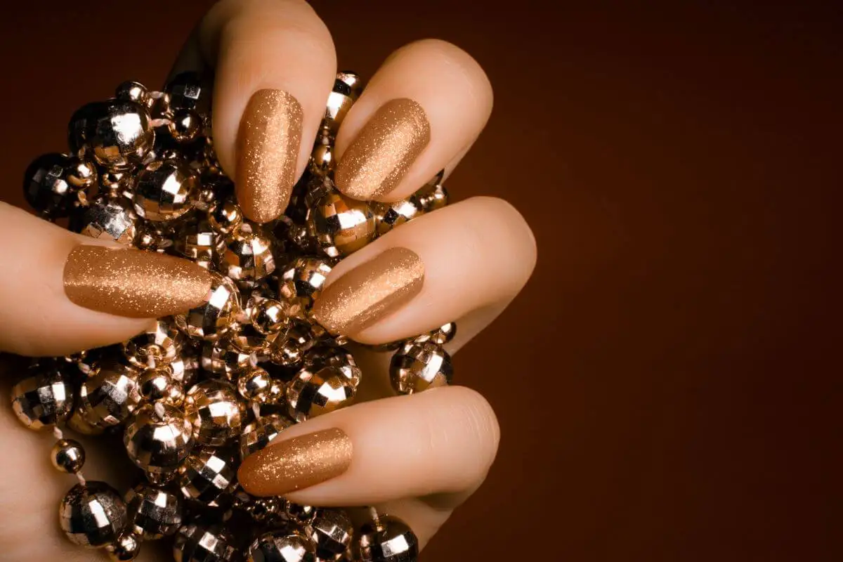 Uñas chai latte con polvo de canela