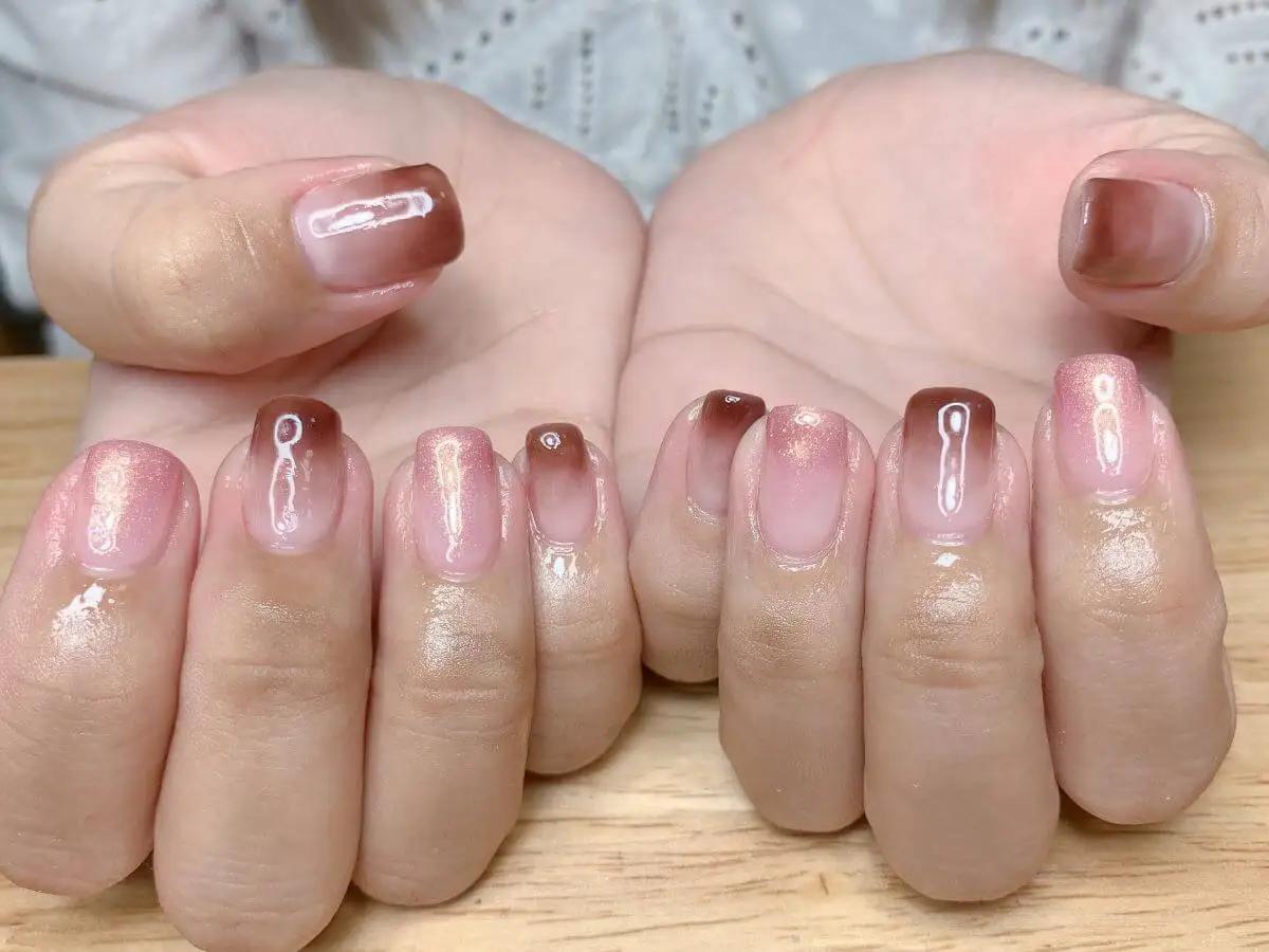 Uñas degradadas en tonos café