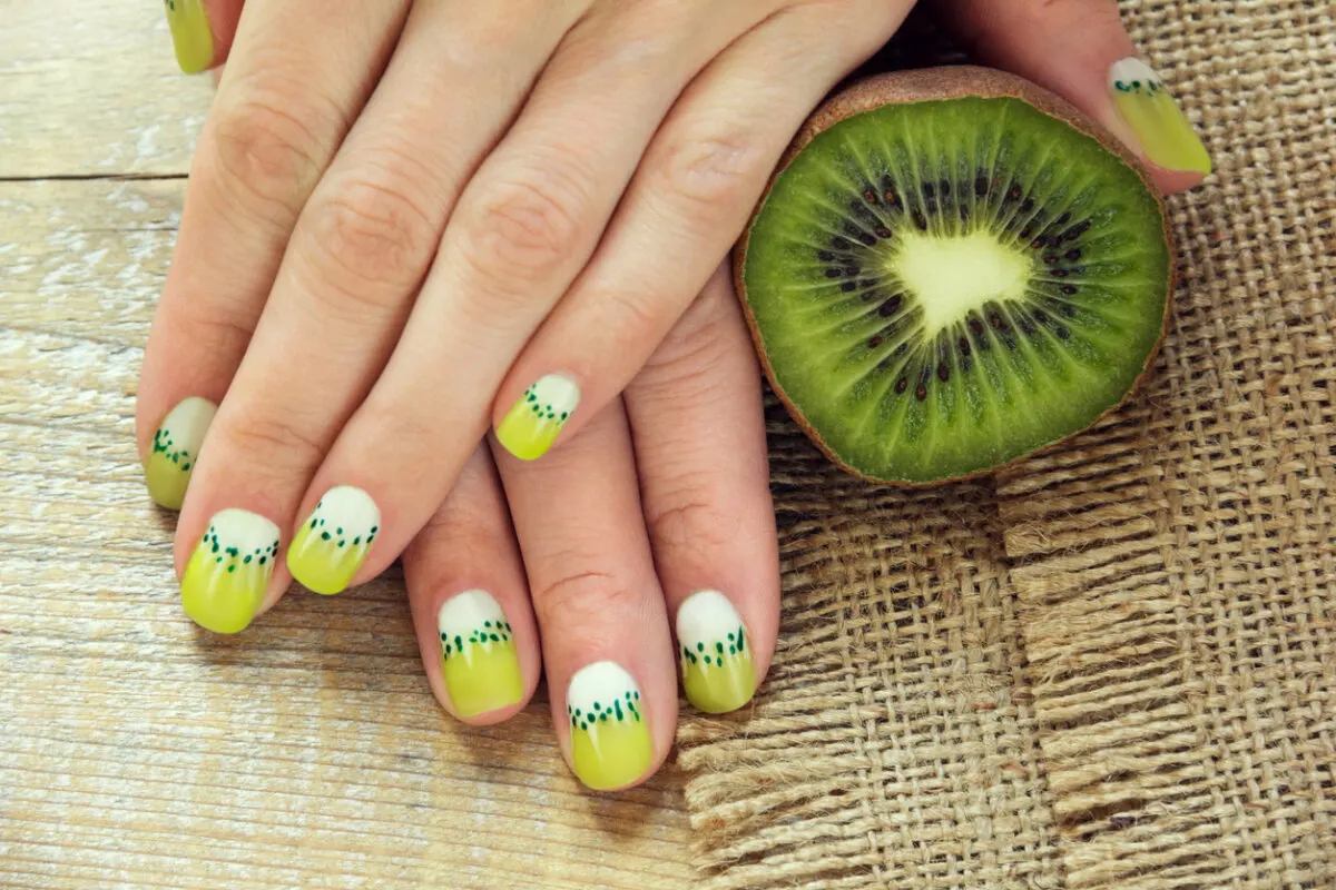 Uñas kiwi