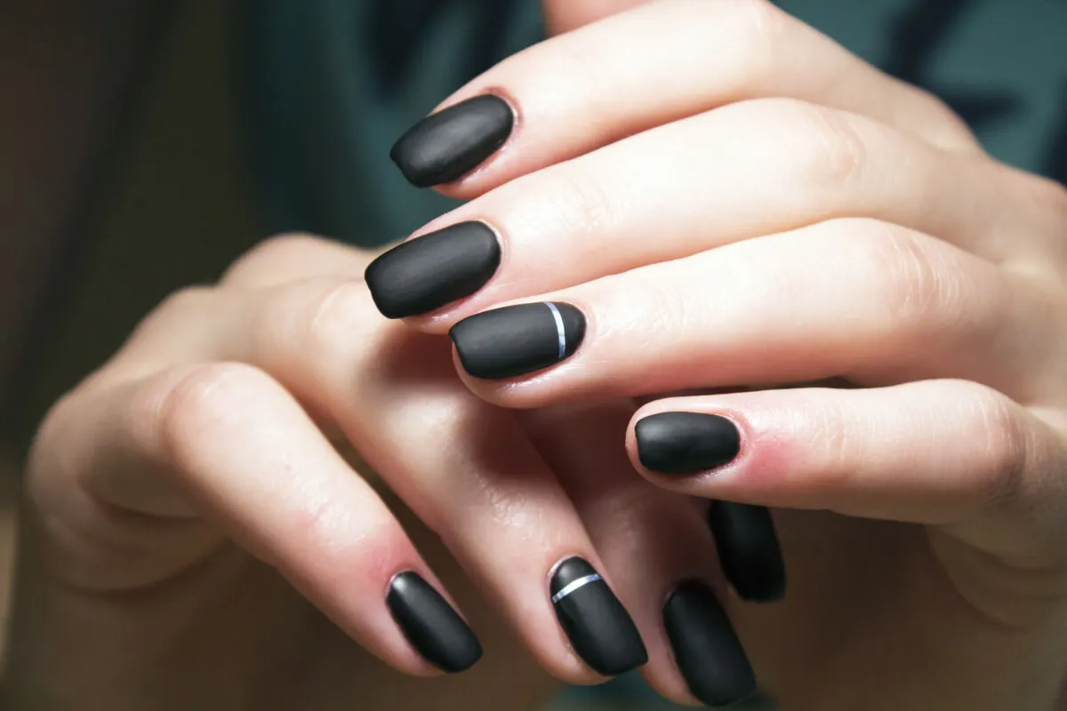 Uñas negras con plateado.