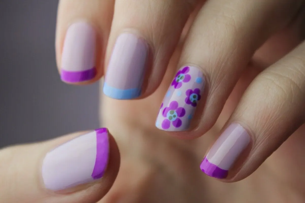 Uñas en colores pasteles.