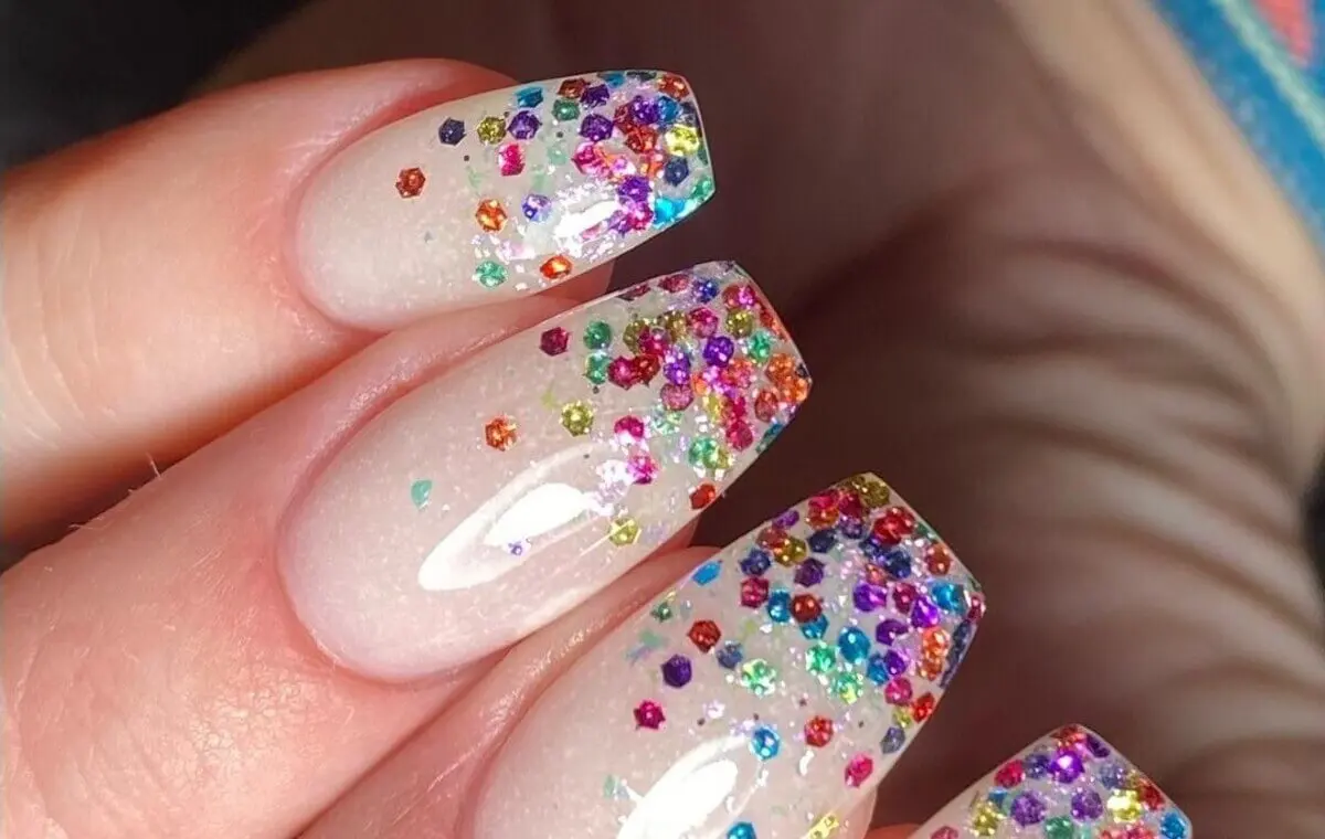 Uñas con colores de brillantina