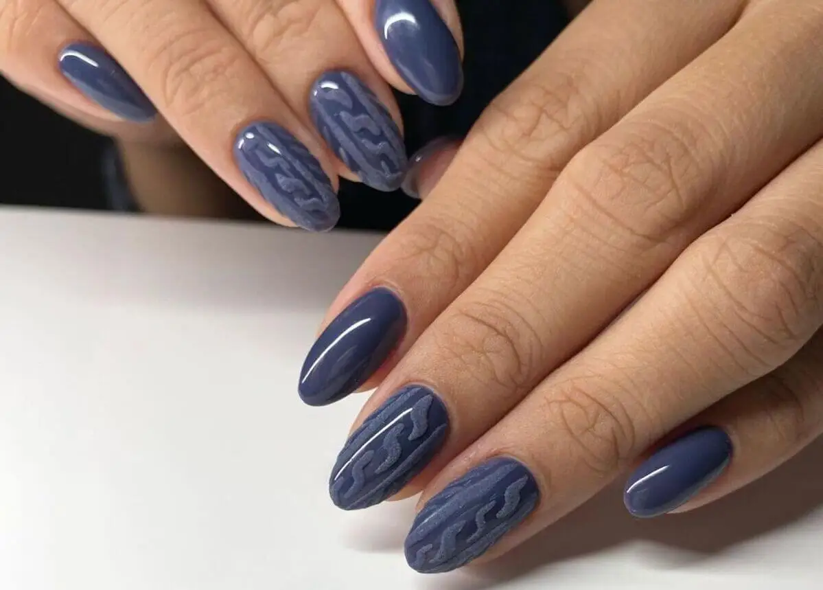 Manicura con efecto azul y brillo