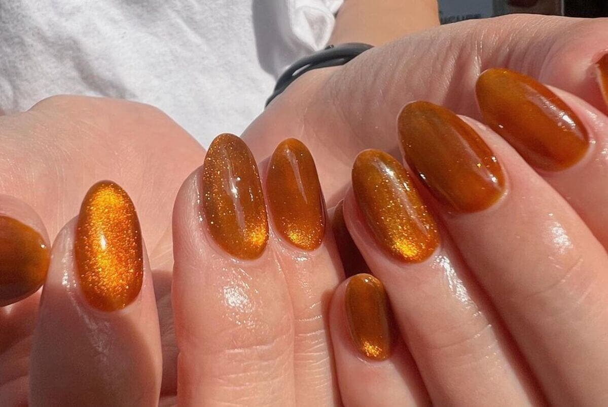 Uñas caramelo con brillantina