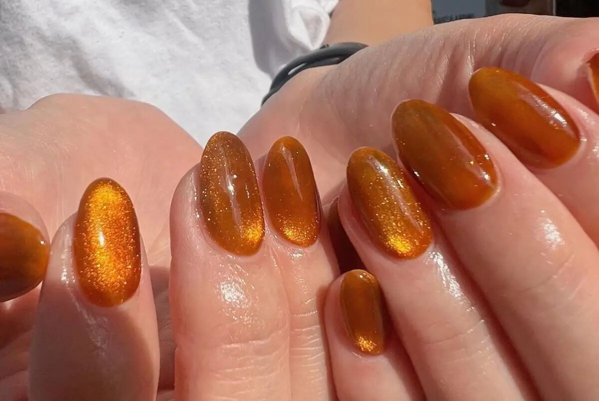 Uñas caramelo con brillantina