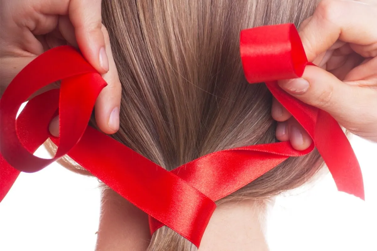 Cinta roja para el cabello
