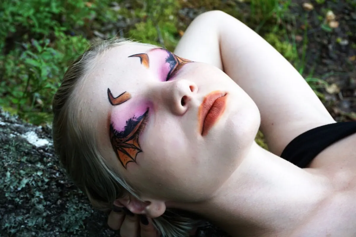 Maquillaje de cuernos y alas.
