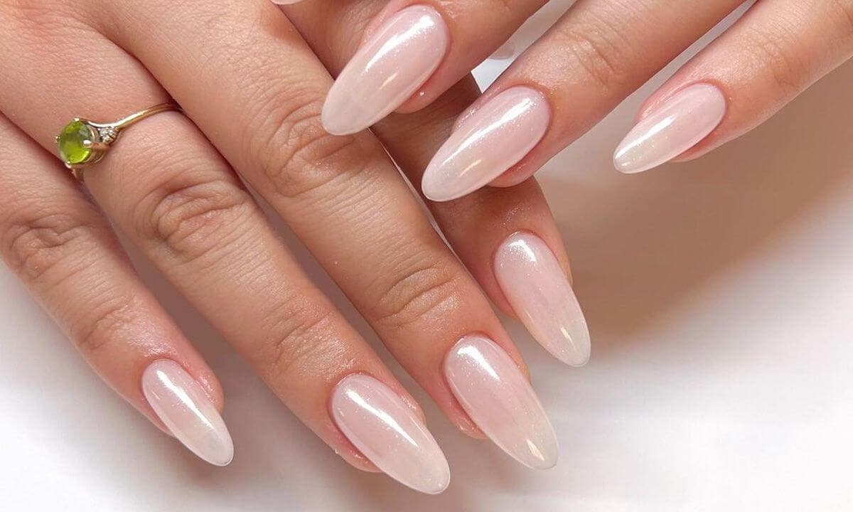 Uñas recién pintadas con la manicura glazed donut
