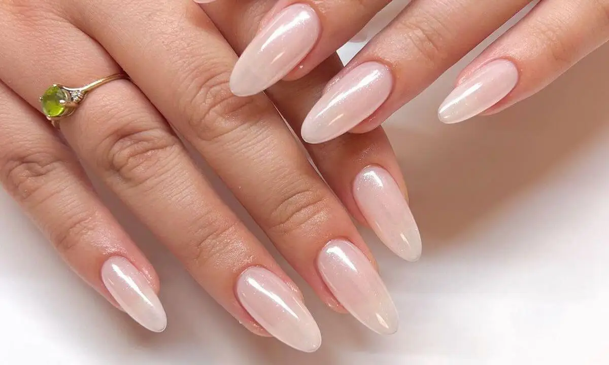 Uñas recién pintadas con la manicura glazed donut