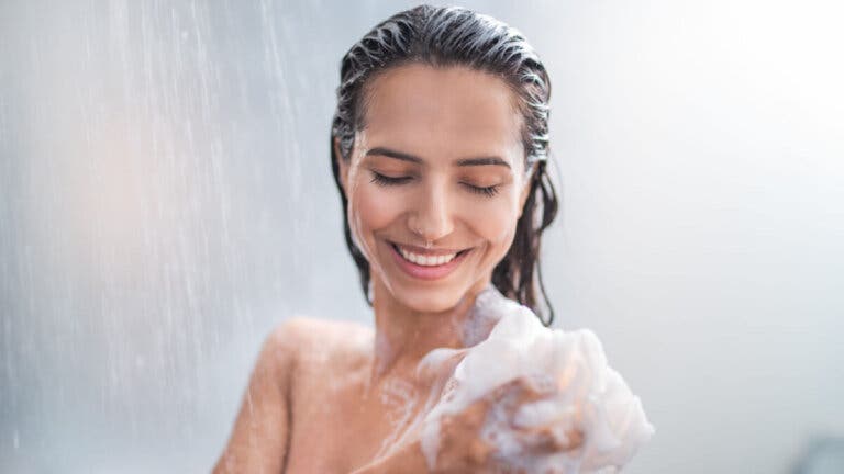 Aprende cómo hacer una esponja jabonosa para asearte mejor en la ducha