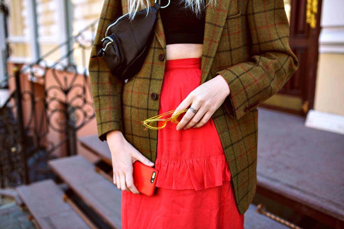 Falda roja con volantes para moda de otoño.