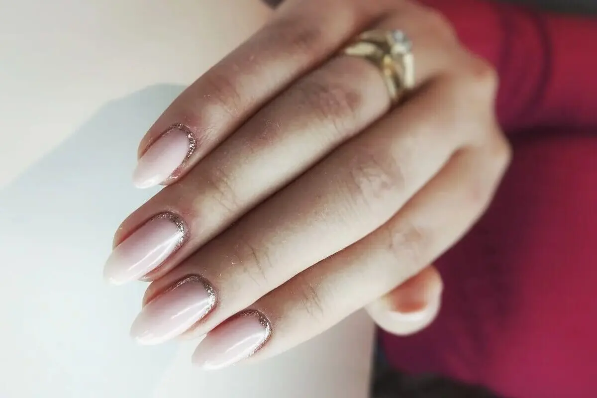 Uñas francesas invertidas