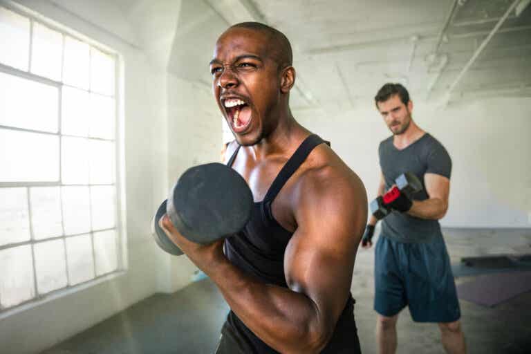 12 comportamientos rudos que debes evitar en el gimnasio