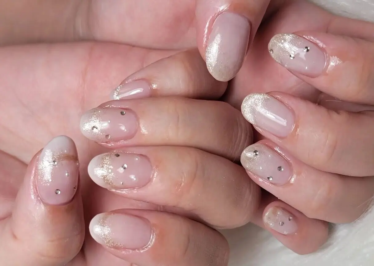 Uñas con glitter y pedrería
