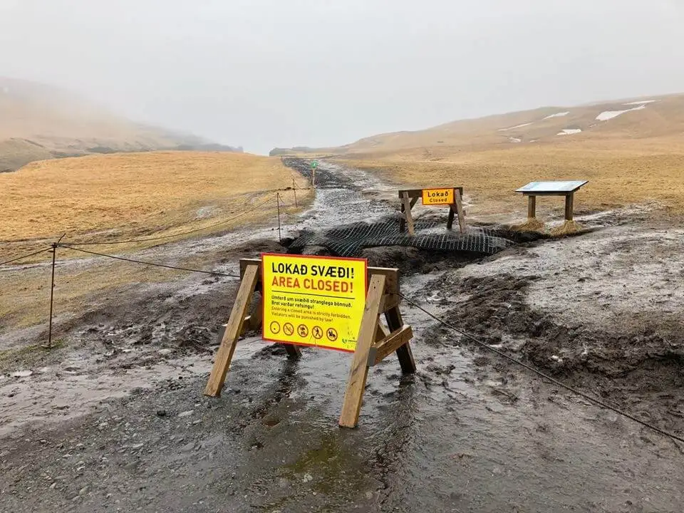 Cartel cerrado en Fjaðrárgljúfur