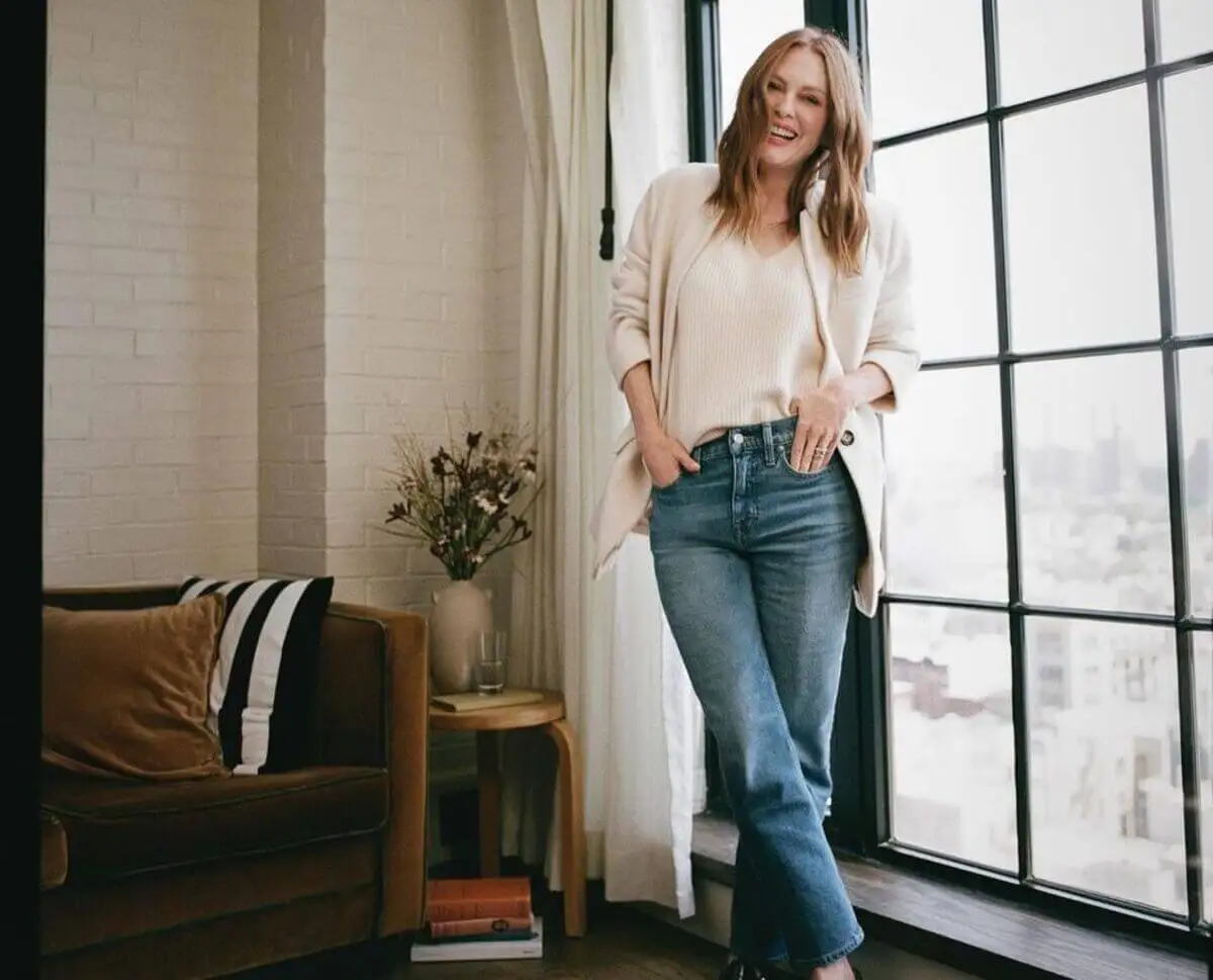 Mujer actriz vestida a la moda con más de 50 años