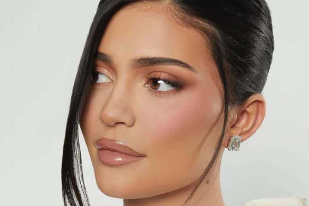 «Frosted glossy lips»: cómo es la técnica para labios que usa Kylie Jenner