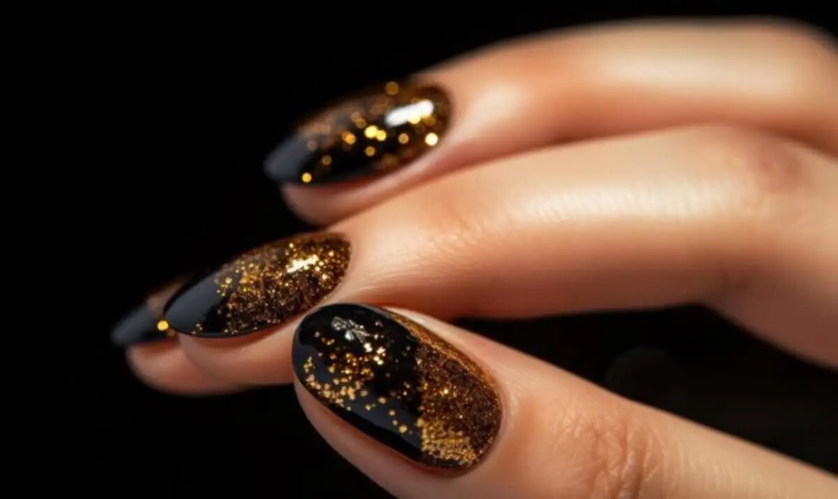 Manicura con purpurina negra y dorada