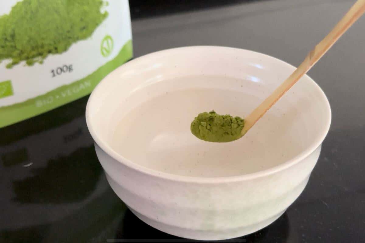 Pour the recommended amount of matcha into the tea bowl, which can be one to two measuring spoons (Chasaku)