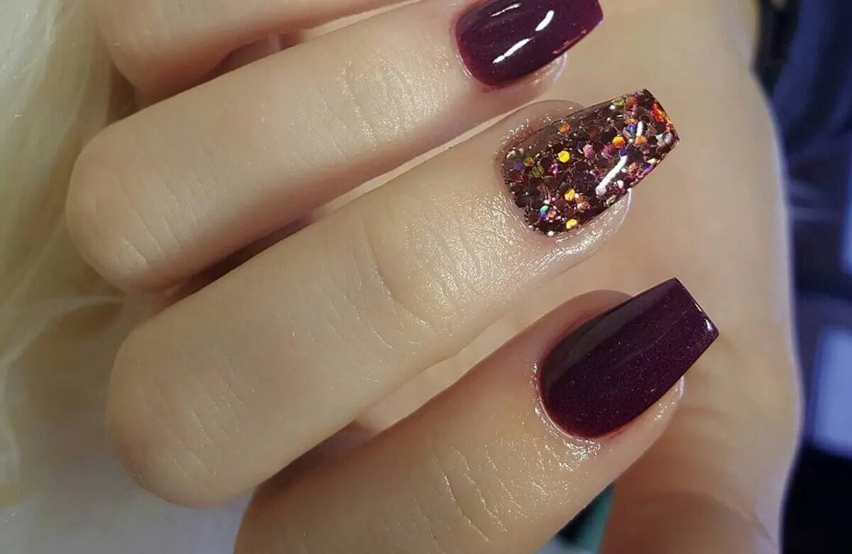 Uñas rojas y doradas de otoño