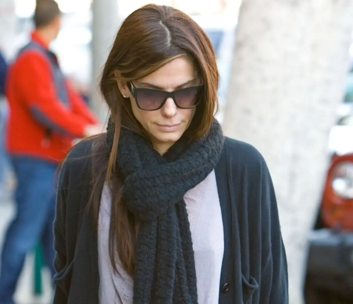 Sandra Bullock con un cárdigan.