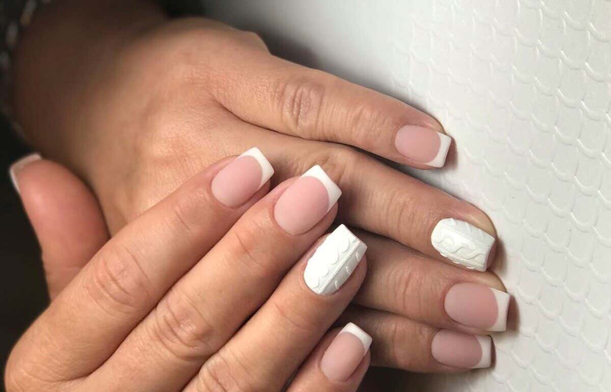 French manucure, ongles à effet pull.
