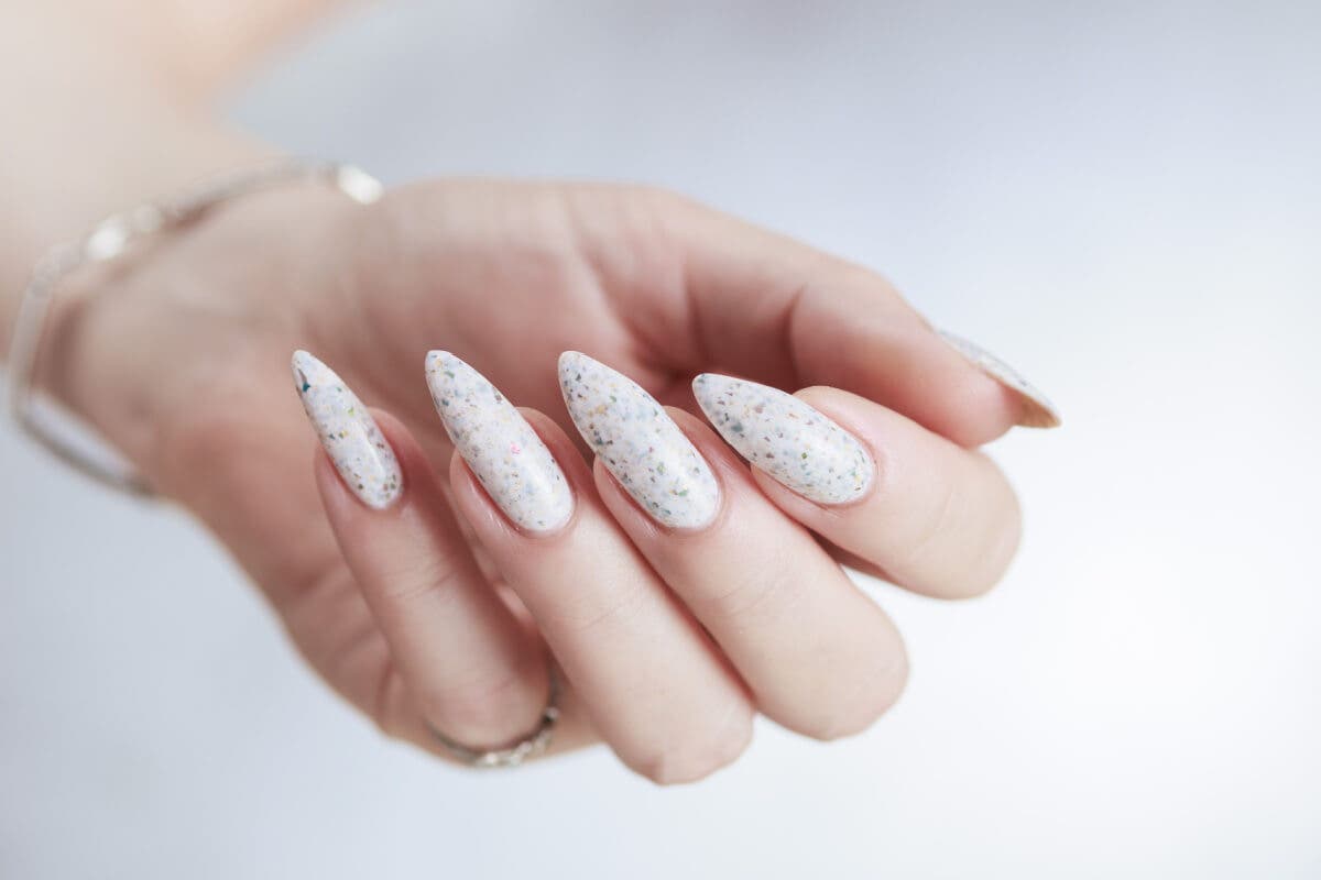 Uñas almendradas.