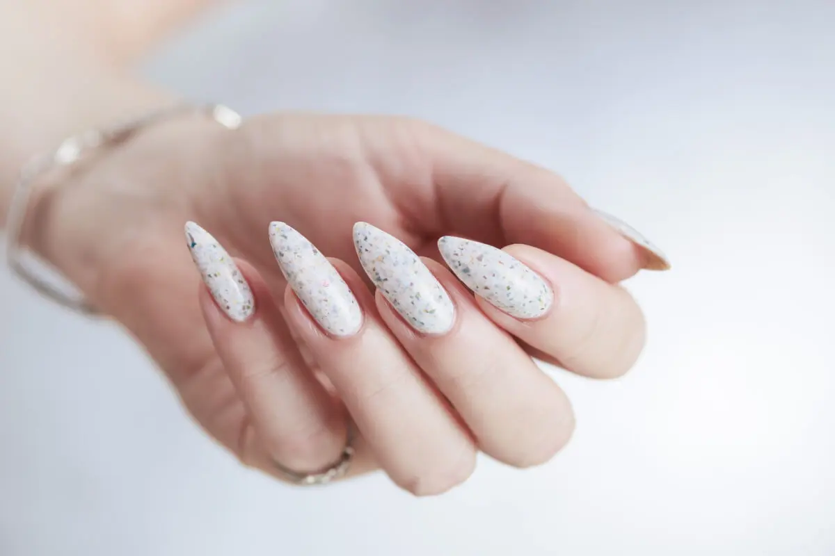 Uñas almendradas.