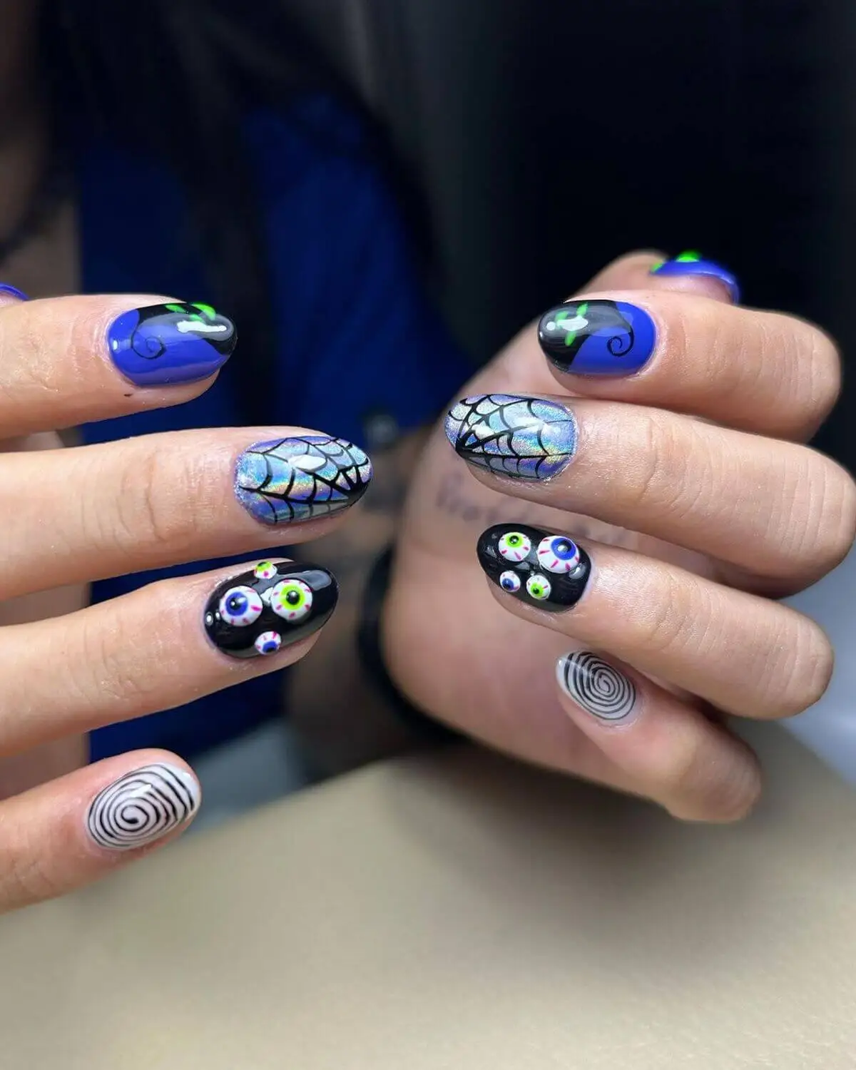 Uñas de Halloween azules.