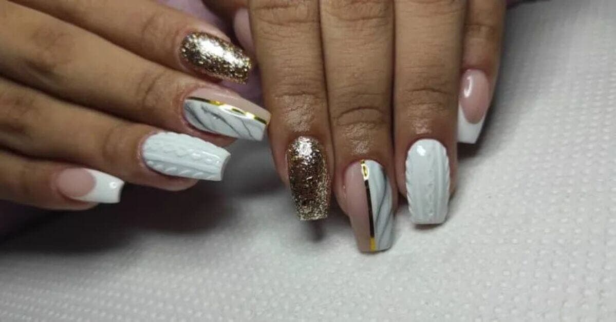 Ongles aux tons blancs et design pull