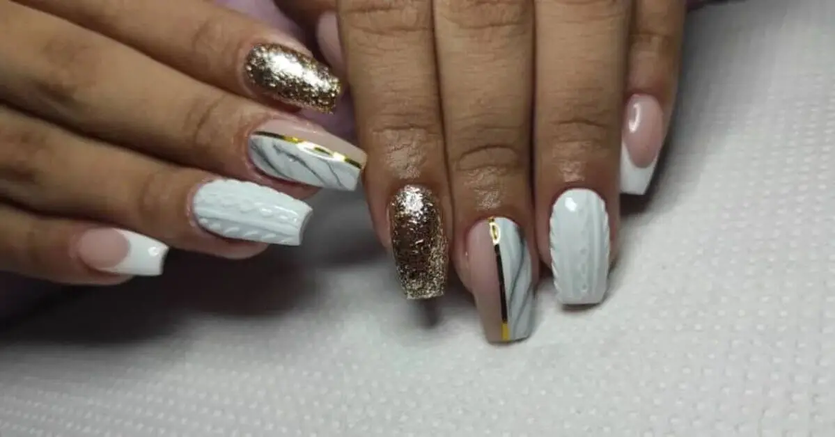 Uñas con tonos blancos y diseño suéter