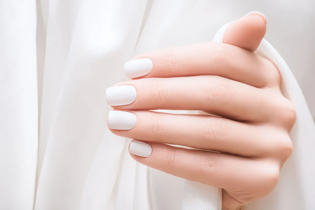 Uñas blancas.