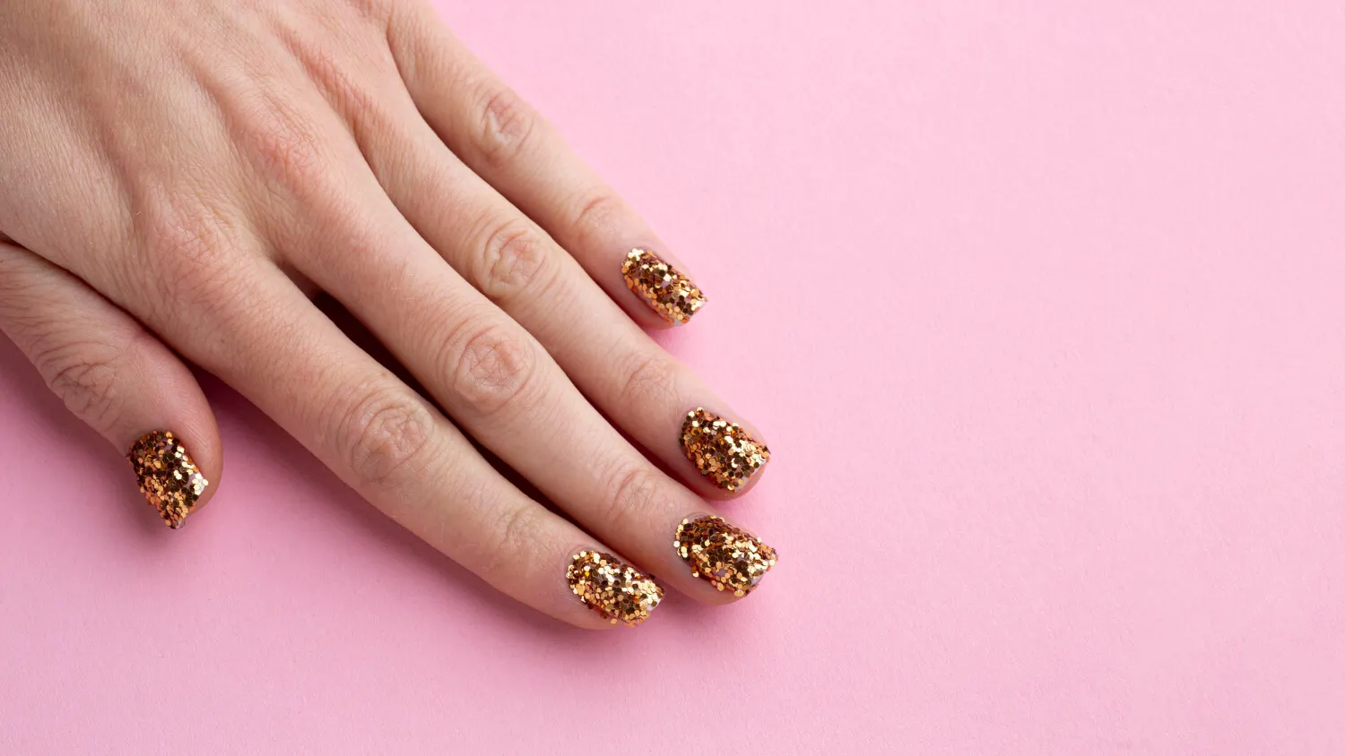 Uñas de glitter muy brillantes