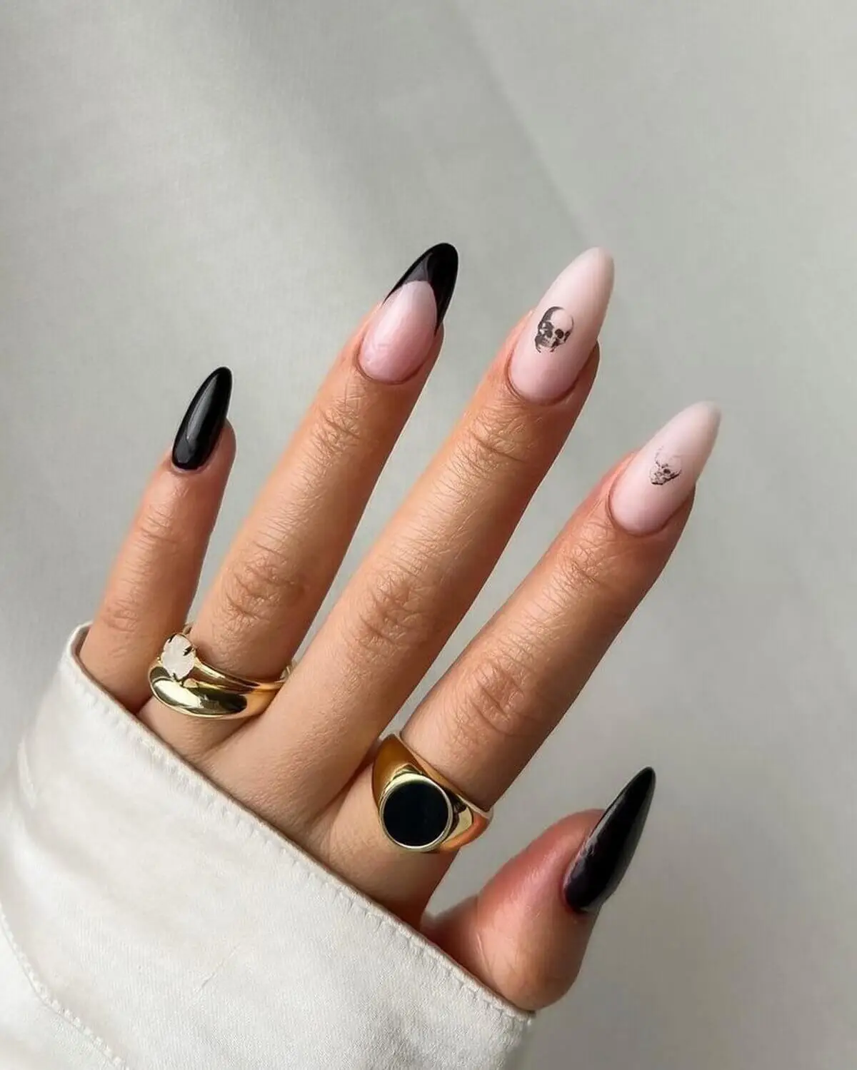 Uñas con calaveras.