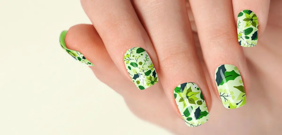 Uñas con detalles verdes.