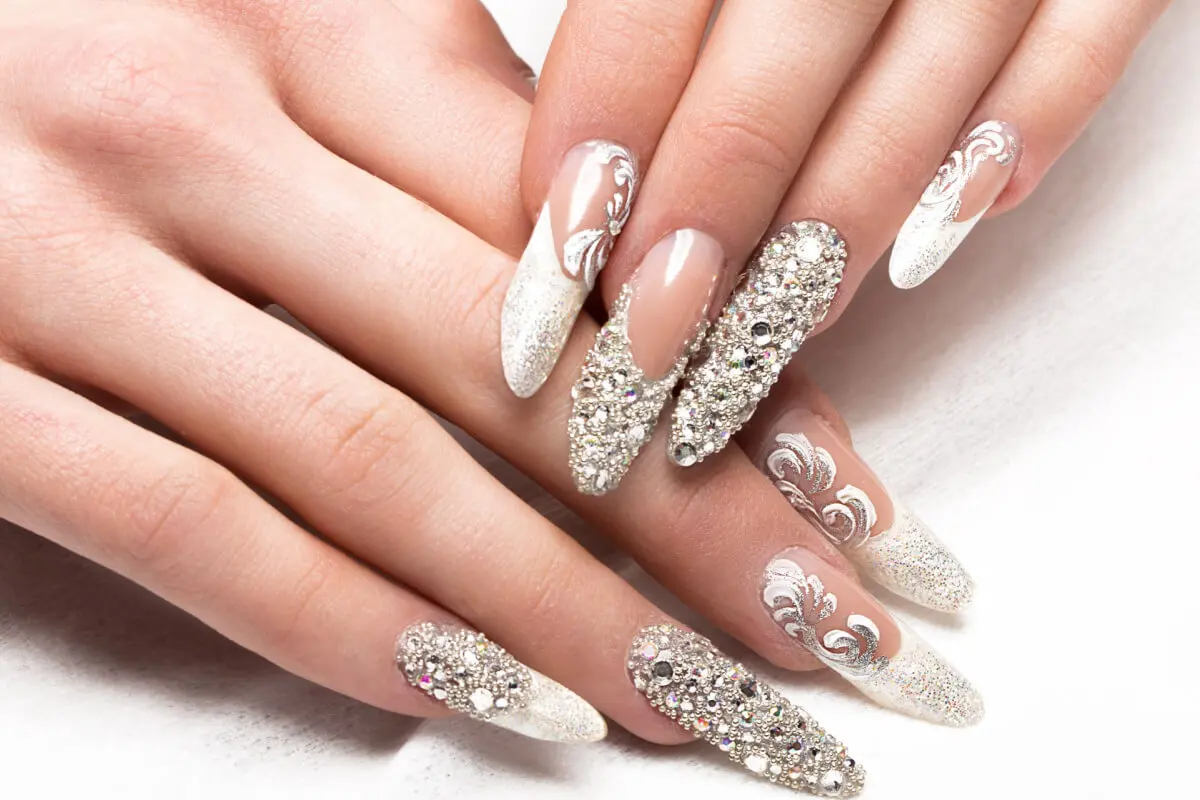 Uñas con pedreria.