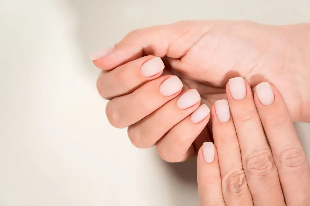 Uñas desnudas.