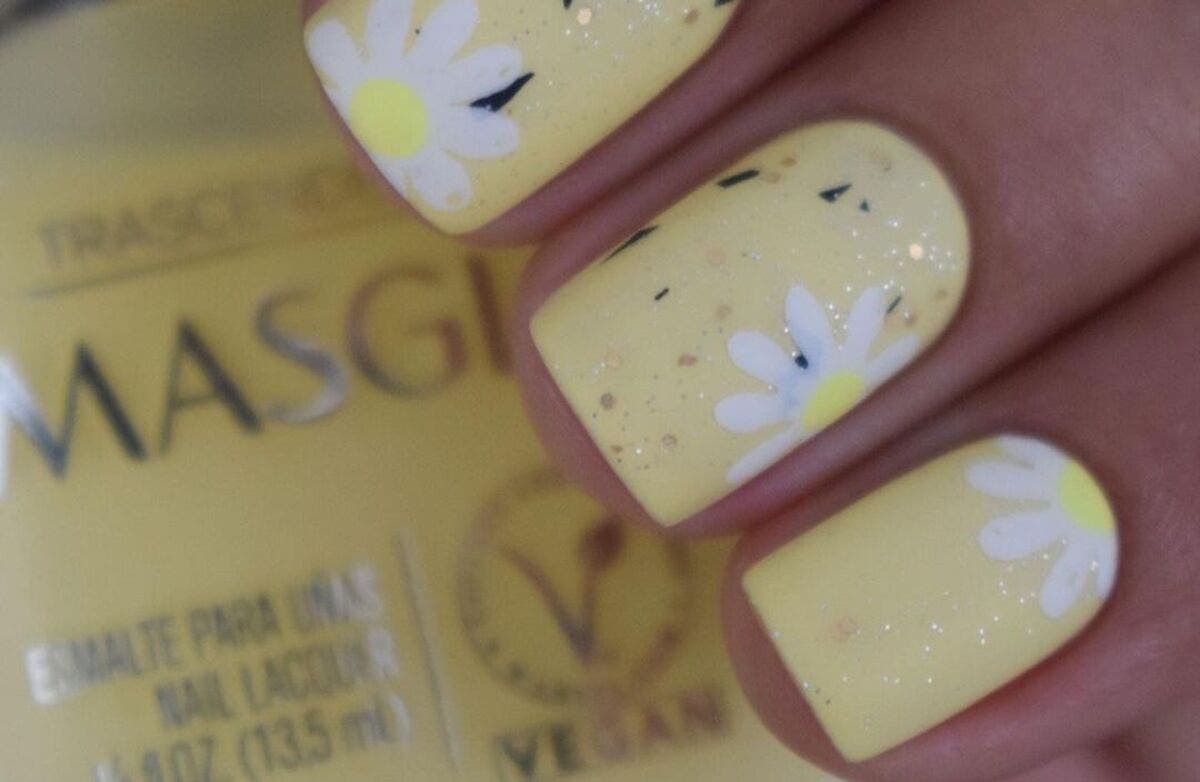 Uñas estampadas con brillantina