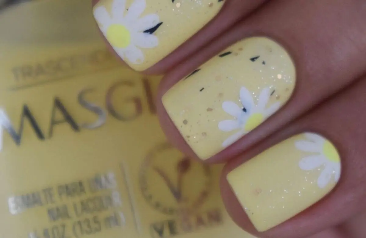 Uñas estampadas con brillantina