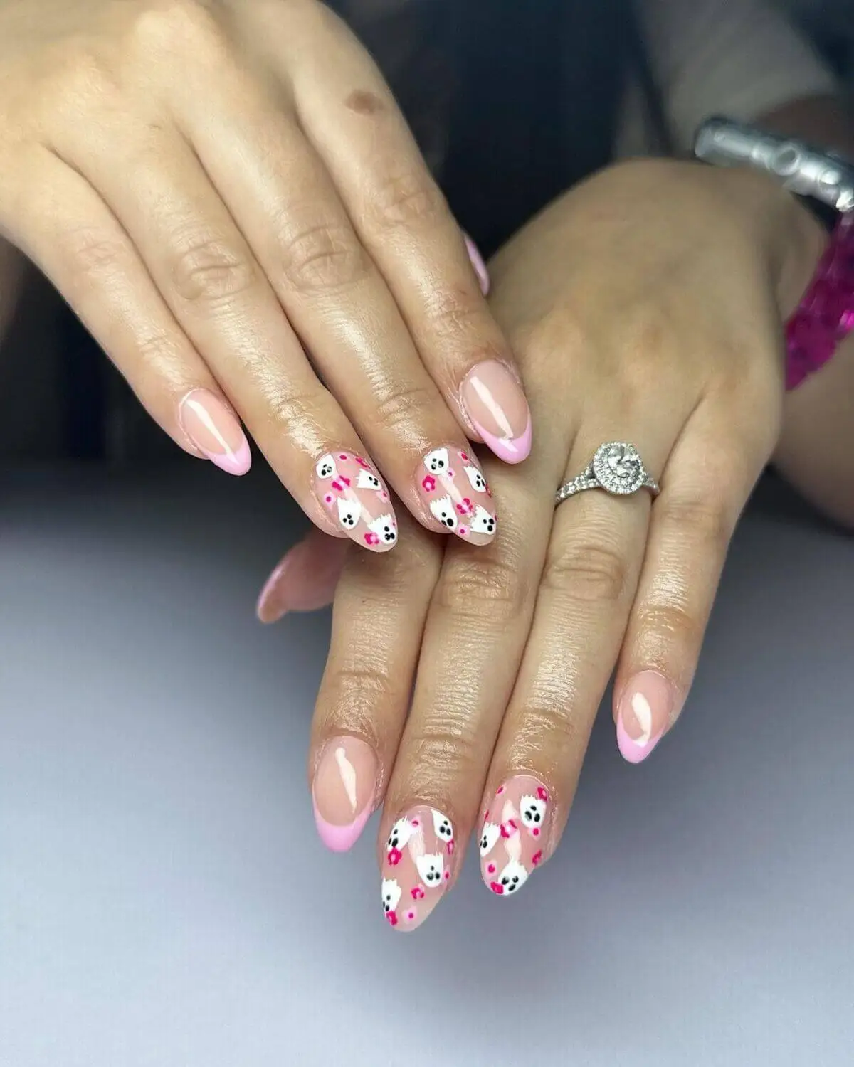 Diseños de uñas con fantasmas para Halloween.