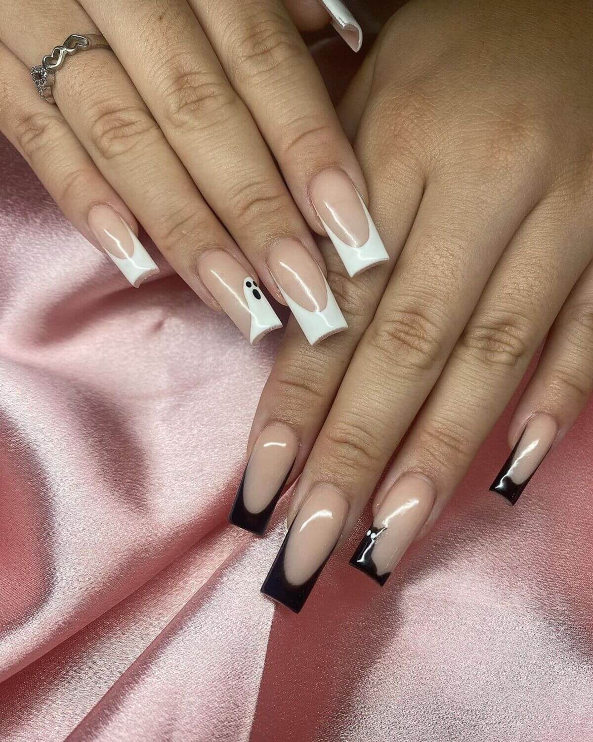 Uñas francesas con diseños de fantasmas.