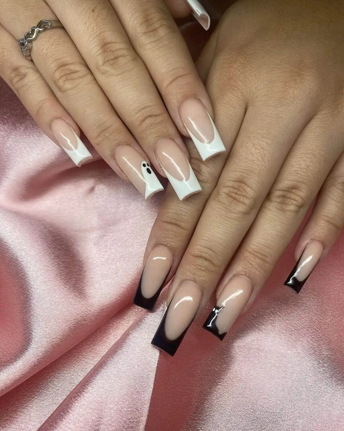 Uñas francesas con diseños de fantasmas.