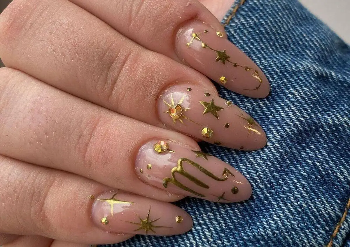 Uñas astrológicas con glitter