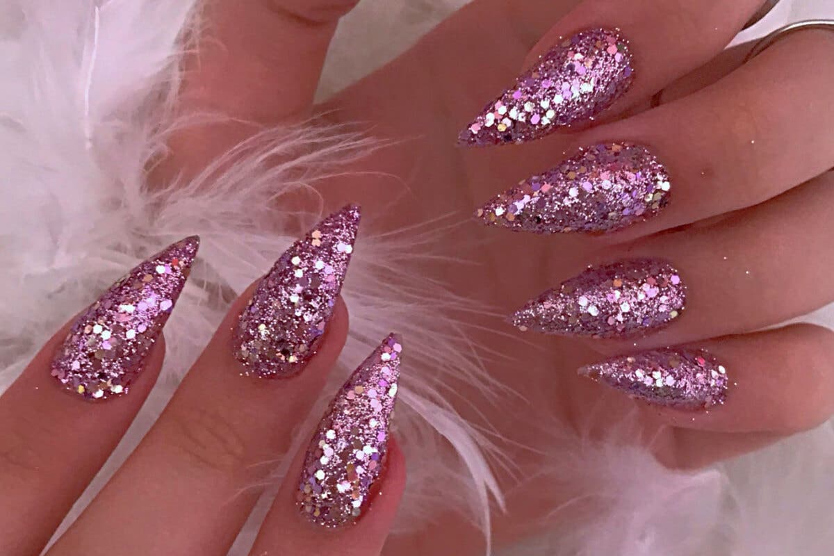 Uñas glitter.