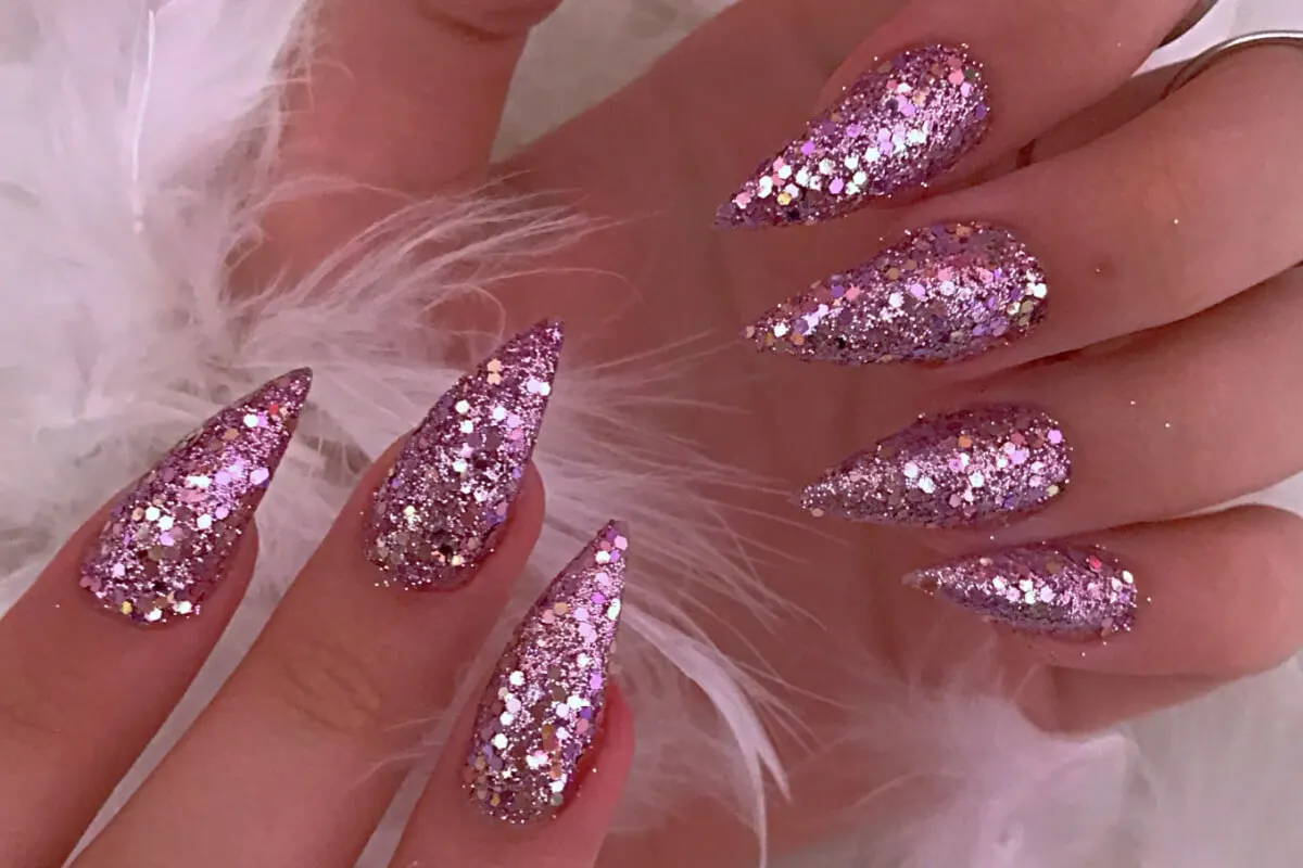 Uñas glitter.